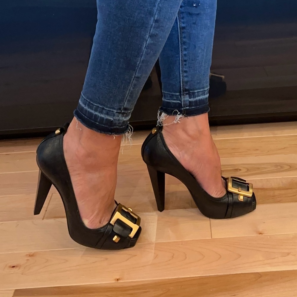 ✅2 for $50✅ 
BCBGMAXAZRIA Pump - GUC 35.5 fit like a 6